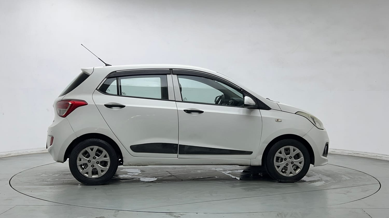 Used 2015 Hyundai Grand i10 Era 1.2 Kappa VTVT Petrol Manual exterior RIGHT SIDE VIEW