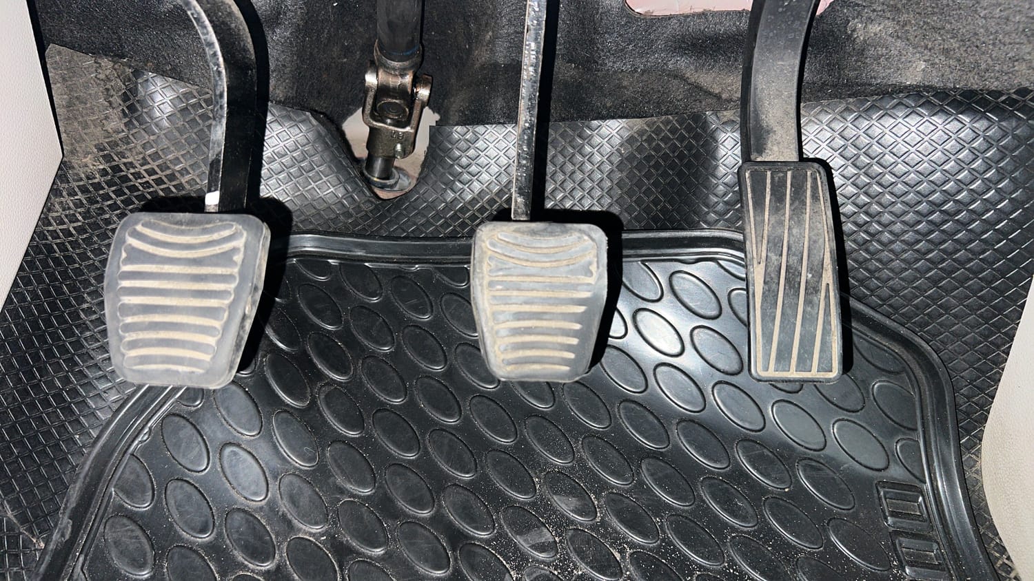 Used 2019 Mahindra XUV 300 1.5 W8 Diesel Manual interior PEDALS VIEW