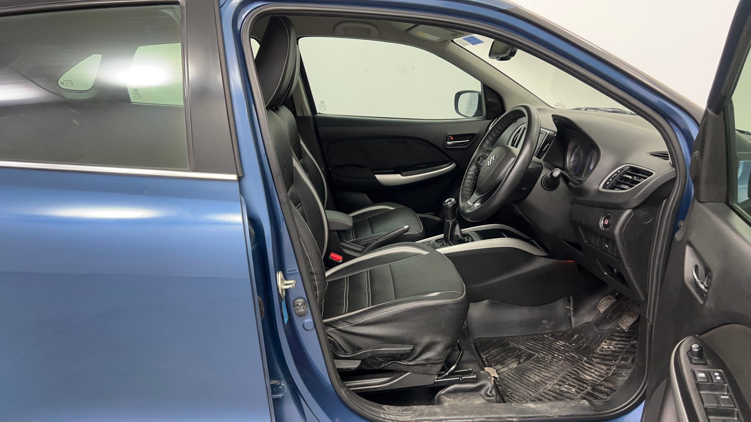 Used 2018 Maruti Suzuki Baleno Alpha 1.2 Petrol Manual interior RIGHT SIDE FRONT DOOR CABIN VIEW