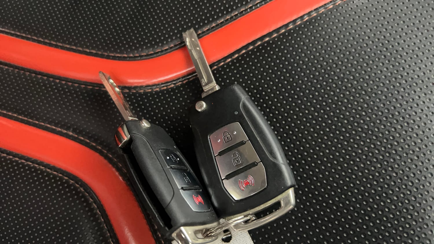 Used 2019 Mahindra XUV 300 1.5 W8 Diesel Manual extra CAR KEY VIEW