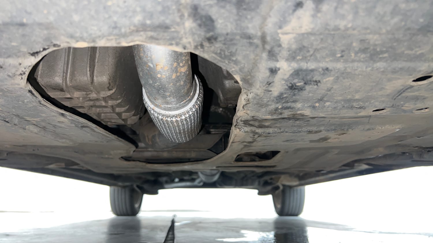 Used 2019 Mahindra XUV 300 1.5 W8 Diesel Manual extra FRONT LEFT UNDERBODY VIEW