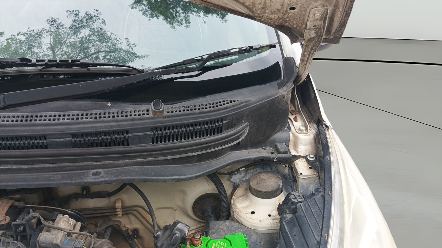 Used 2017 Hyundai Eon Sportz Petrol Manual engine ENGINE LEFT SIDE HINGE & APRON VIEW