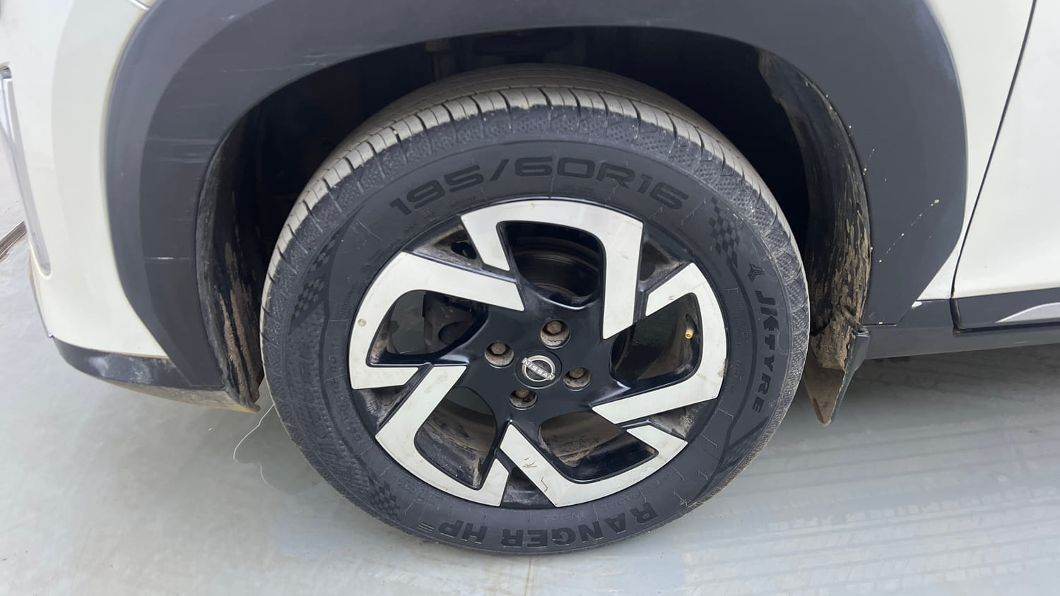 Used 2022 Nissan Magnite XV Turbo Petrol Manual tyres LEFT FRONT TYRE RIM VIEW