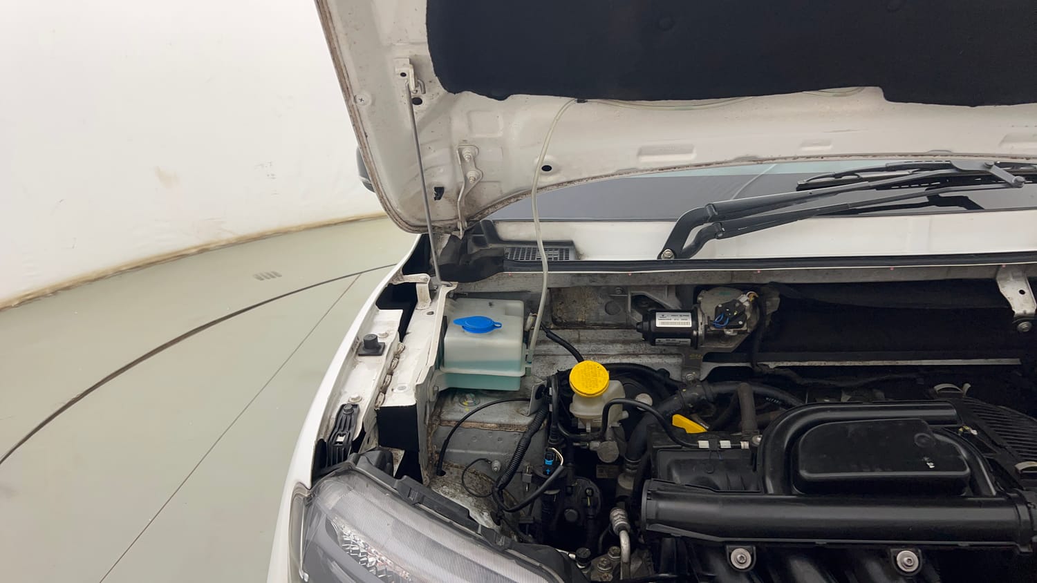 Used 2024 Renault Kwid RXT 1.0L Petrol Manual engine ENGINE RIGHT SIDE HINGE & APRON VIEW