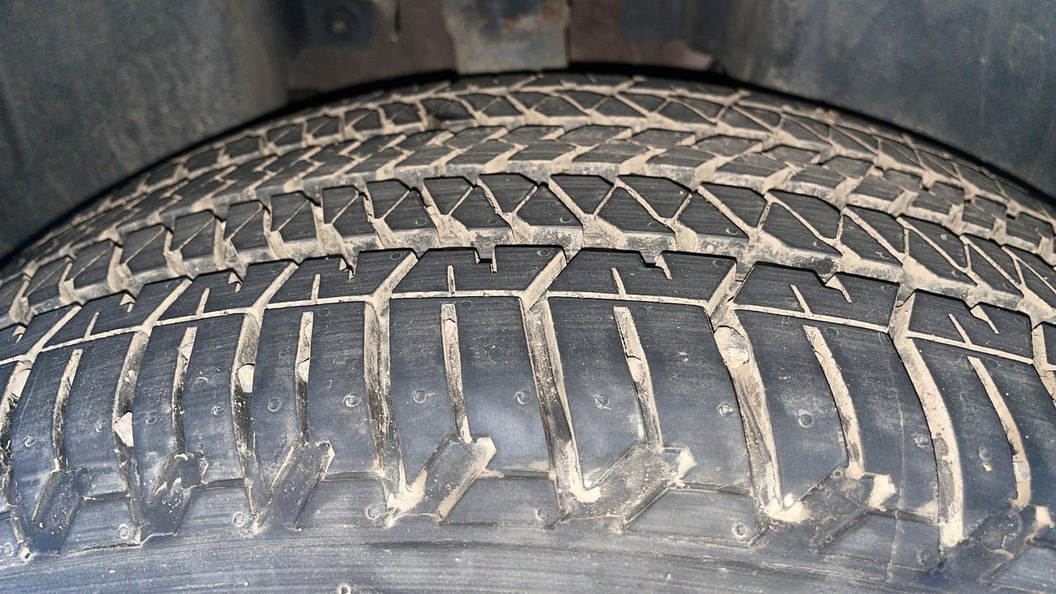 Used 2022 Jeep Meridian Limited (O) 4X2 AT Diesel Automatic tyres RIGHT REAR TYRE TREAD VIEW