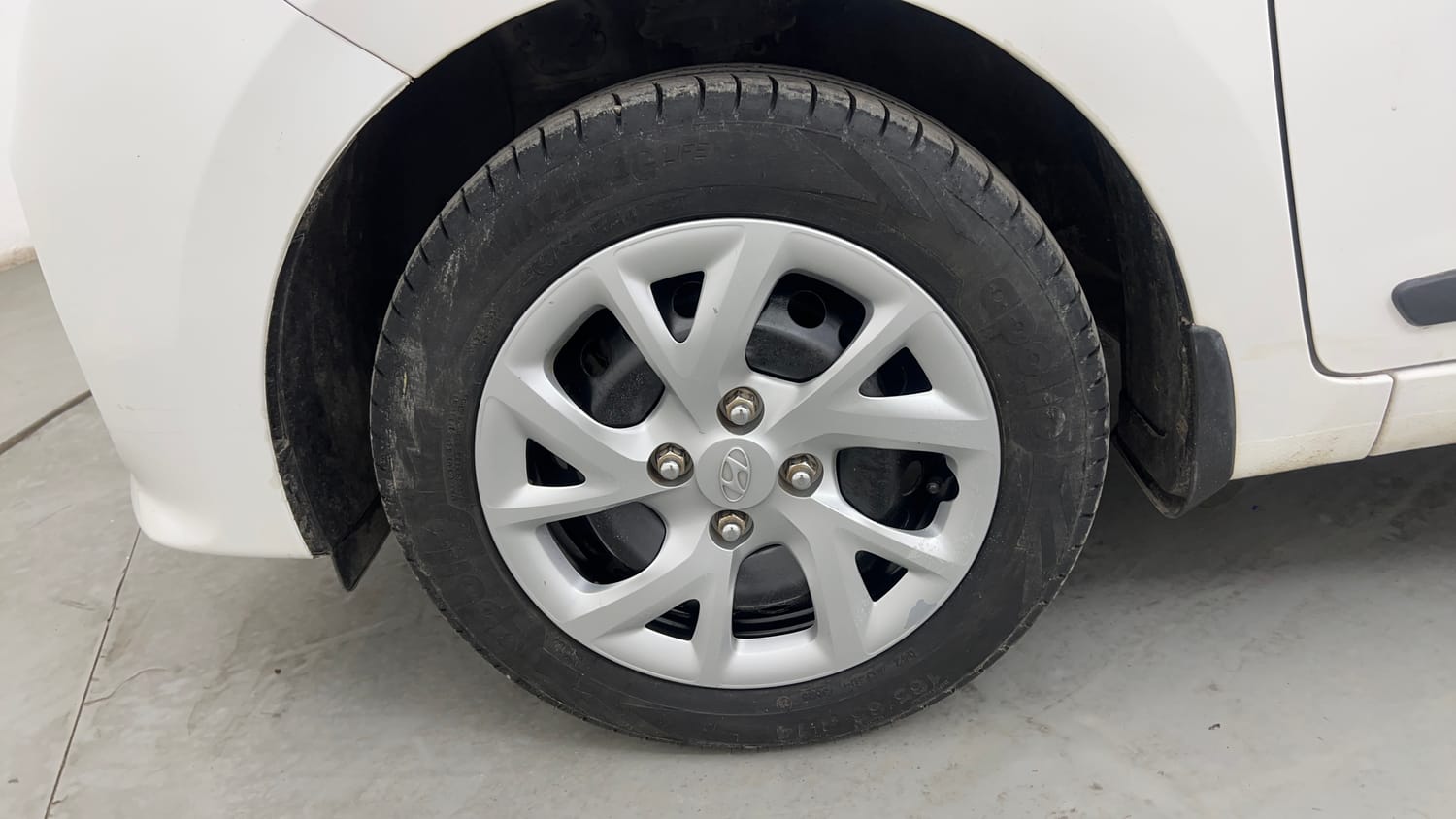 Used 2018 Hyundai Grand i10 Magna 1.2 Kappa VTVT Petrol Manual tyres LEFT FRONT TYRE RIM VIEW