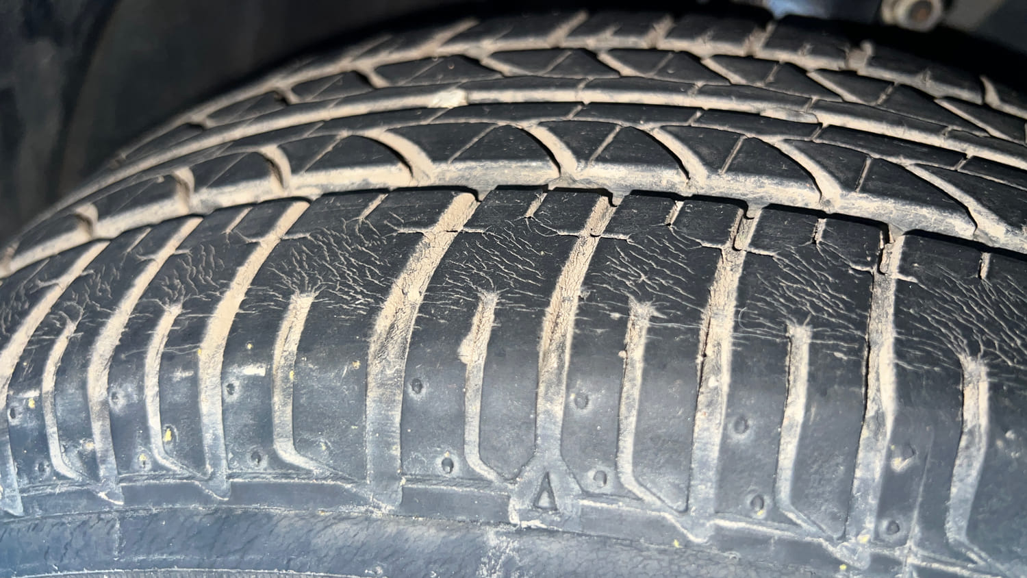 Used 2013 Volkswagen Polo Comfortline 1.2L (P) Petrol Manual tyres RIGHT FRONT TYRE TREAD VIEW