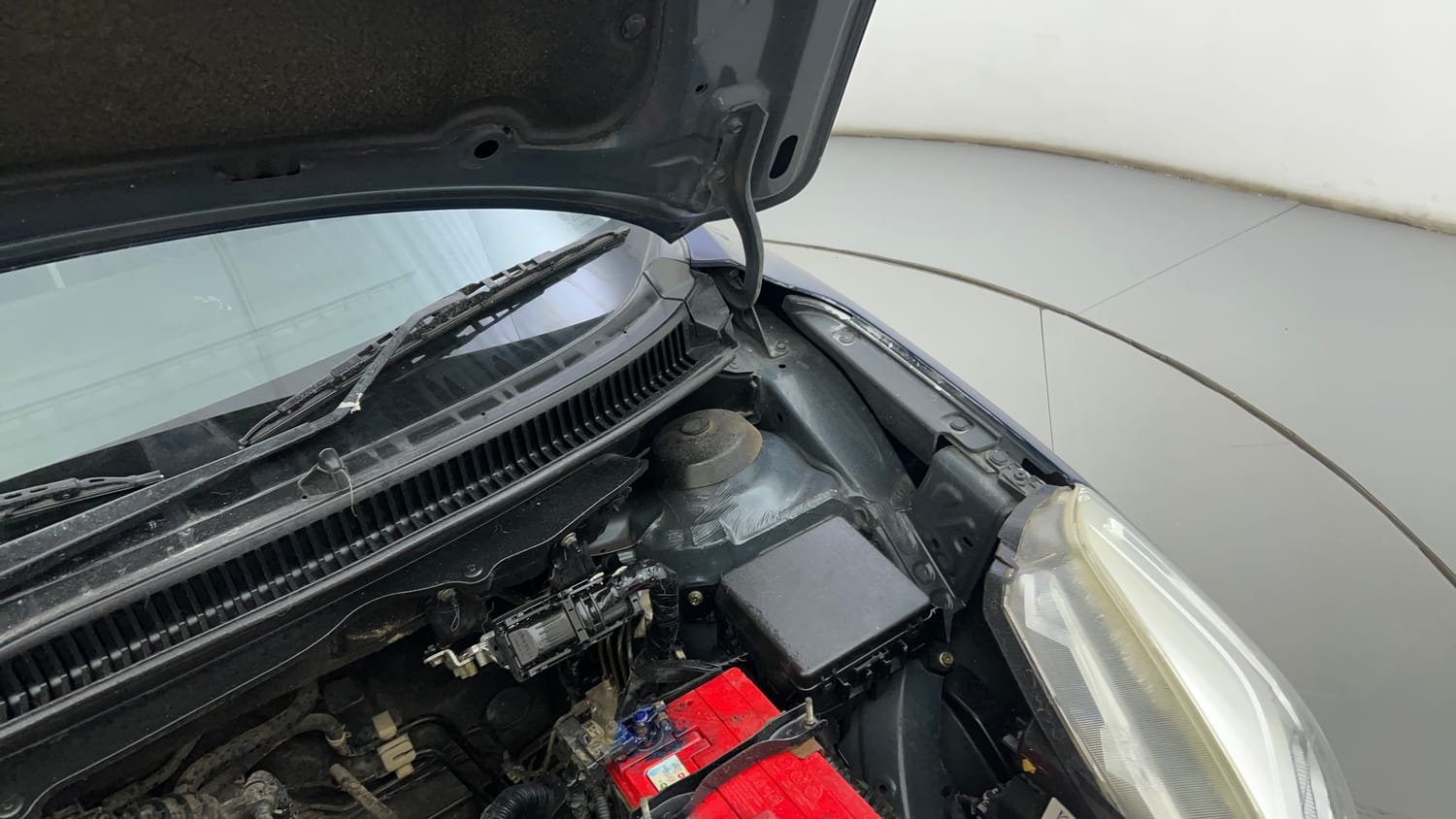 Used 2018 Maruti Suzuki Baleno Delta 1.2 Petrol Manual engine ENGINE LEFT SIDE HINGE & APRON VIEW