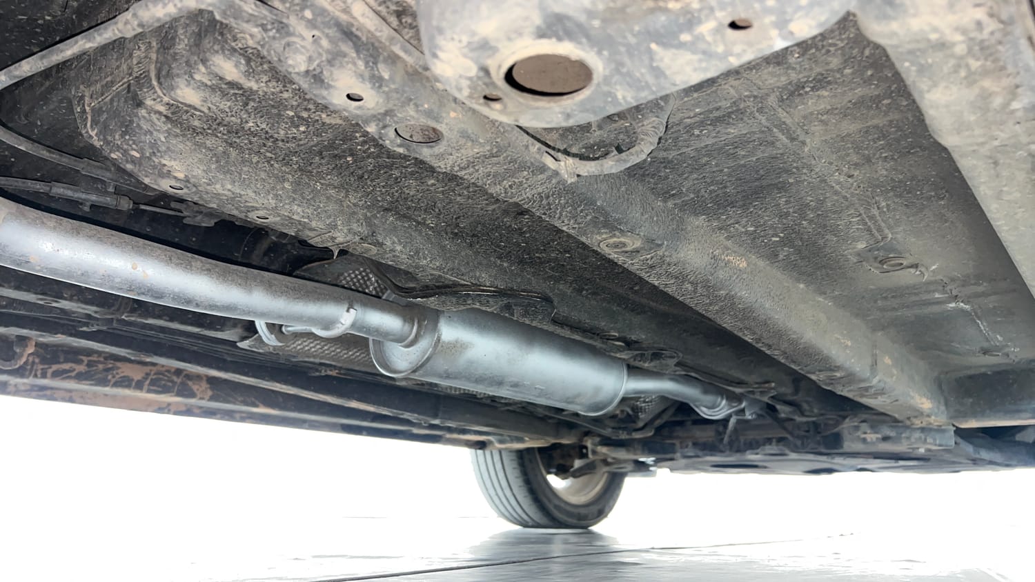 Used 2019 Mahindra XUV 300 1.5 W8 Diesel Manual extra REAR RIGHT UNDERBODY VIEW