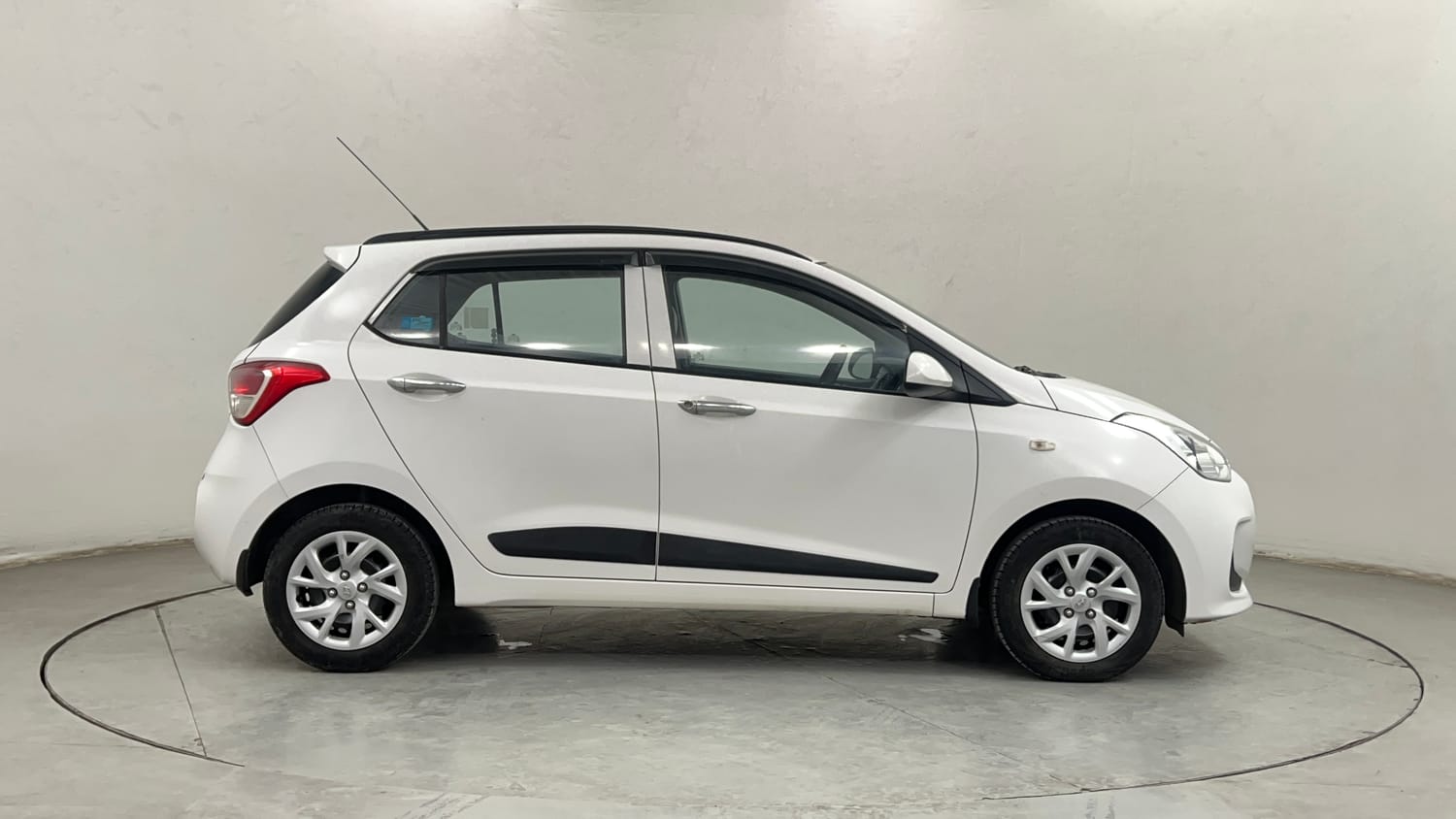 Used 2018 Hyundai Grand i10 Magna 1.2 Kappa VTVT Petrol Manual exterior RIGHT SIDE VIEW