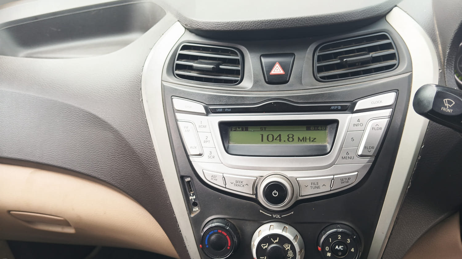 Used 2017 Hyundai Eon Sportz Petrol Manual interior MUSIC SYSTEM & AC CONTROL VIEW