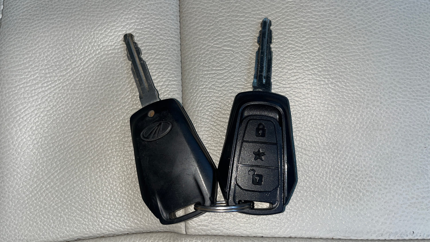 Used 2021 Mahindra KUV100 NXT K2 Plus 6 STR Petrol Manual extra CAR KEY VIEW