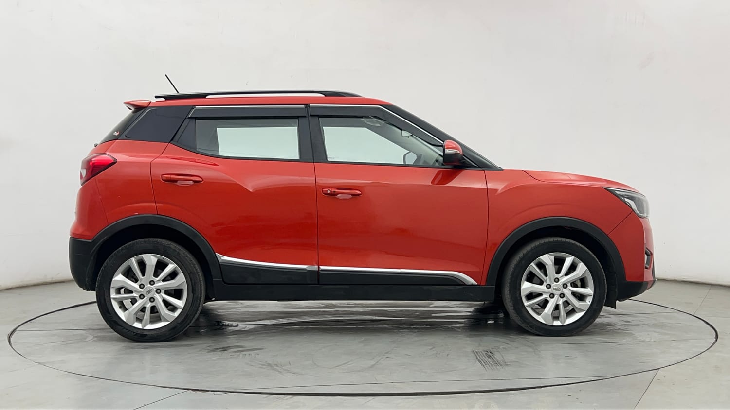 Used 2019 Mahindra XUV 300 1.5 W8 Diesel Manual exterior RIGHT SIDE VIEW
