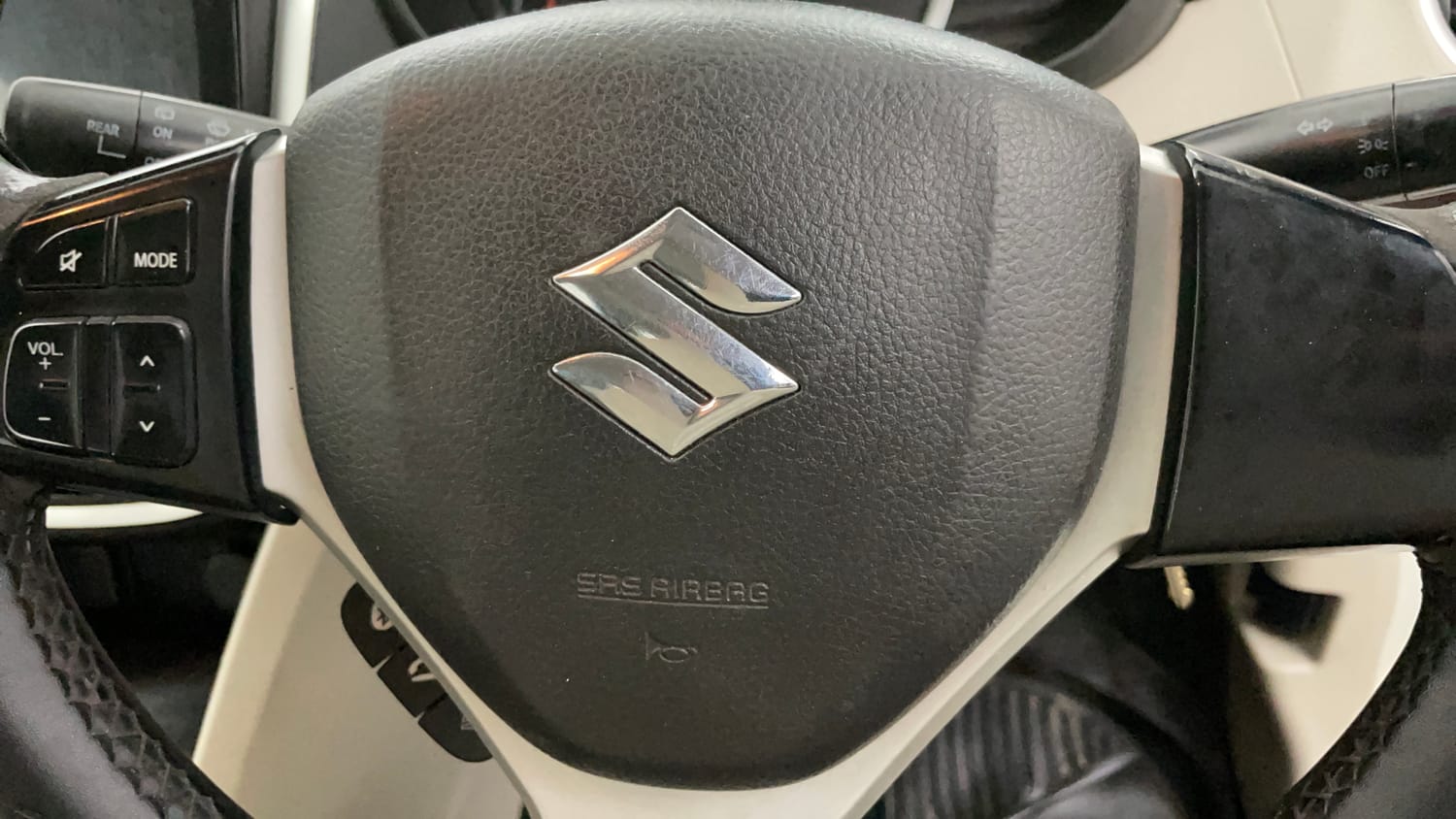 Used 2017 Maruti Suzuki Celerio ZXi AMT Petrol Automatic top_features Airbags