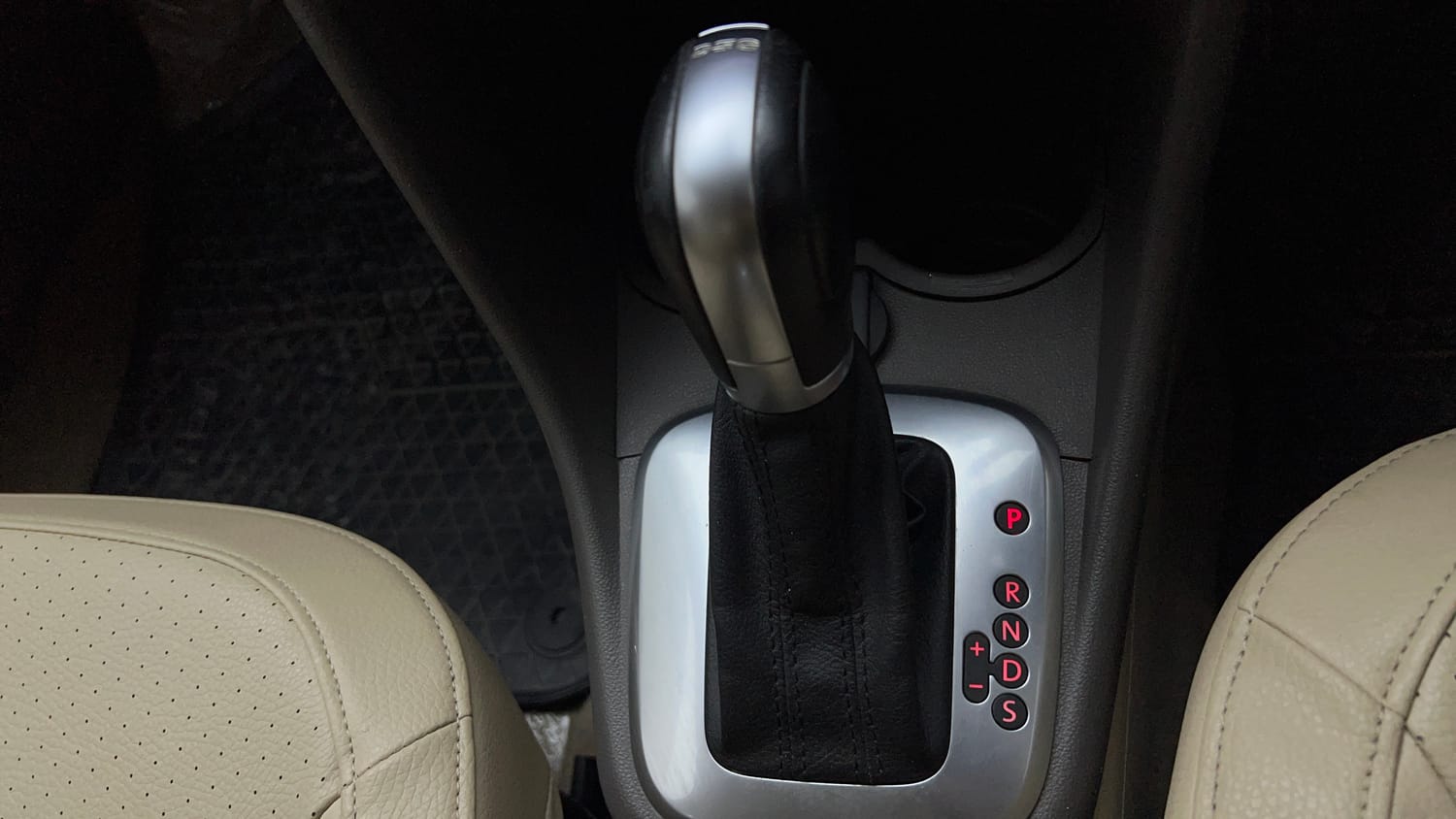 Used 2019 Volkswagen Vento Highline 1.2 (P) AT Petrol Automatic interior GEAR  KNOB VIEW