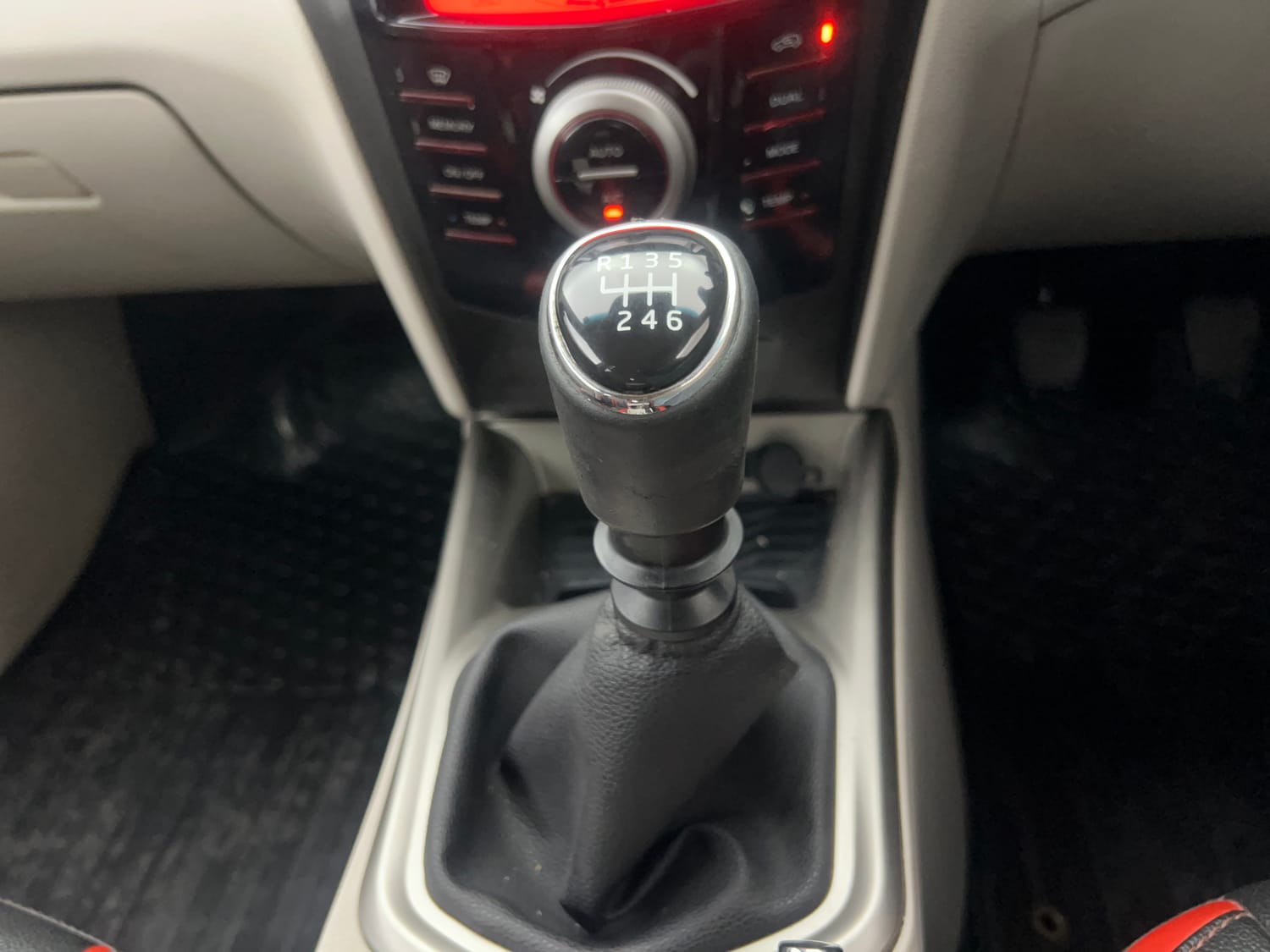 Used 2019 Mahindra XUV 300 1.5 W8 Diesel Manual interior GEAR  KNOB VIEW