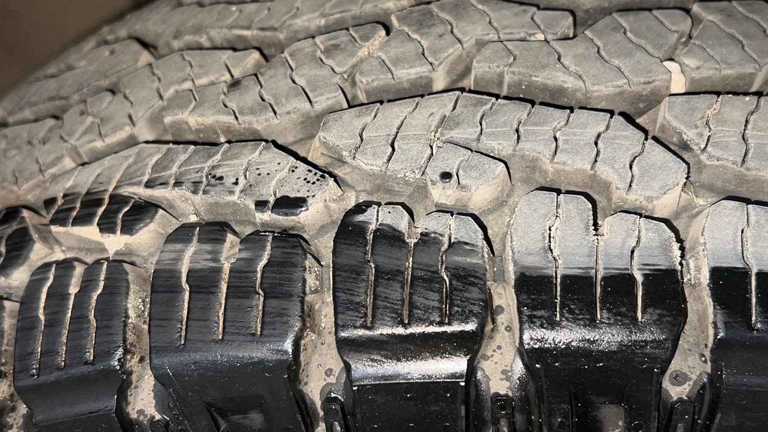 Used 2023 Maruti Suzuki Jimny Alpha AT Petrol Automatic tyres RIGHT FRONT TYRE TREAD VIEW