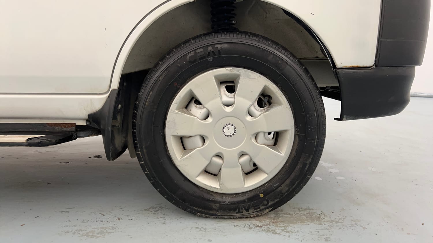 Used 2022 Maruti Suzuki Eeco 5 STR AC (O) Petrol Manual tyres RIGHT FRONT TYRE RIM VIEW