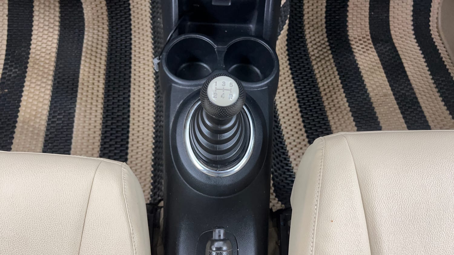 Used 2015 Honda Amaze 1.2 S i-VTEC Petrol Manual interior GEAR  KNOB VIEW