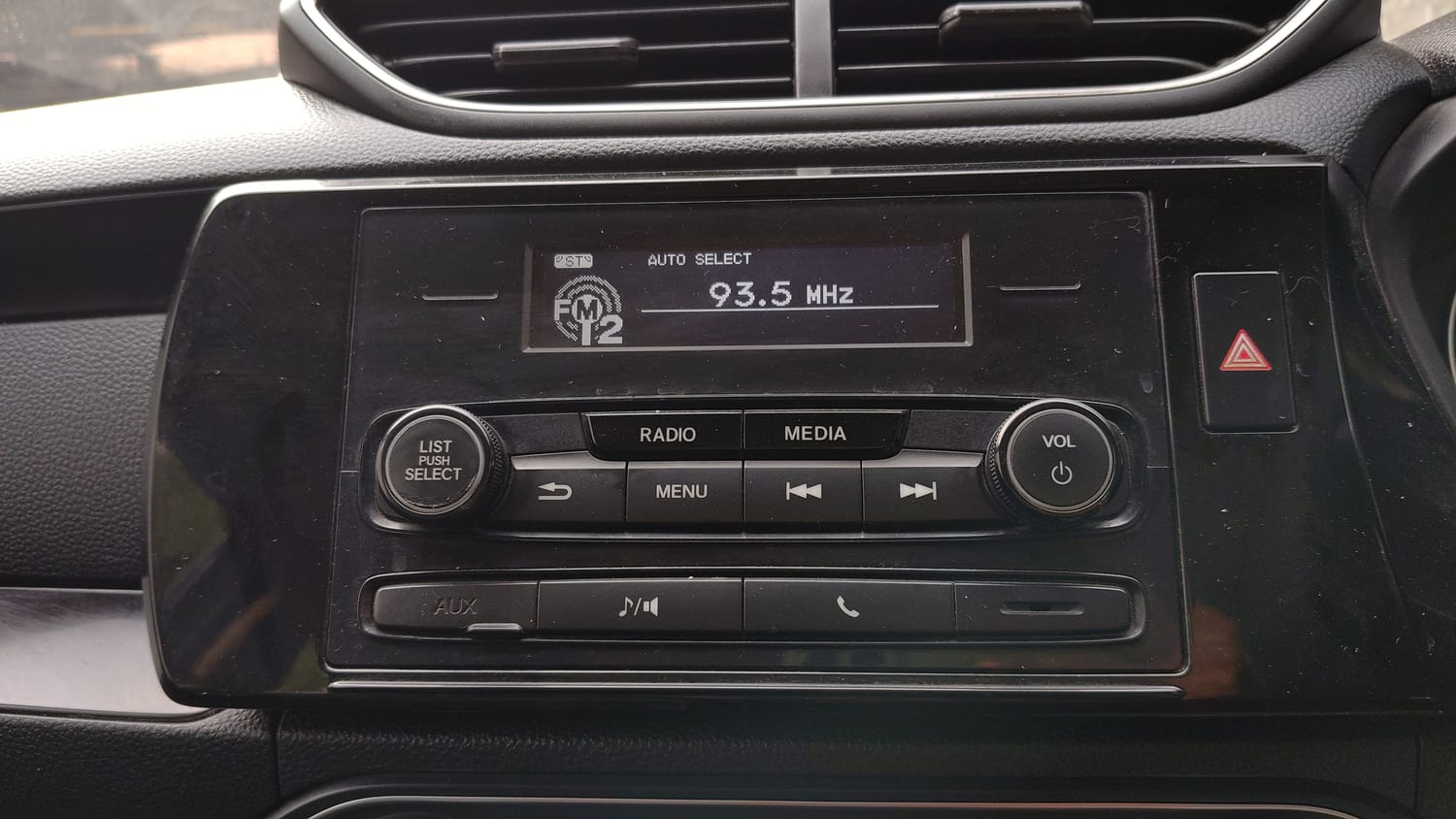 Used 2020 Honda Amaze 1.2 V MT Petrol Petrol Manual top_features Integrated (in-dash) music system