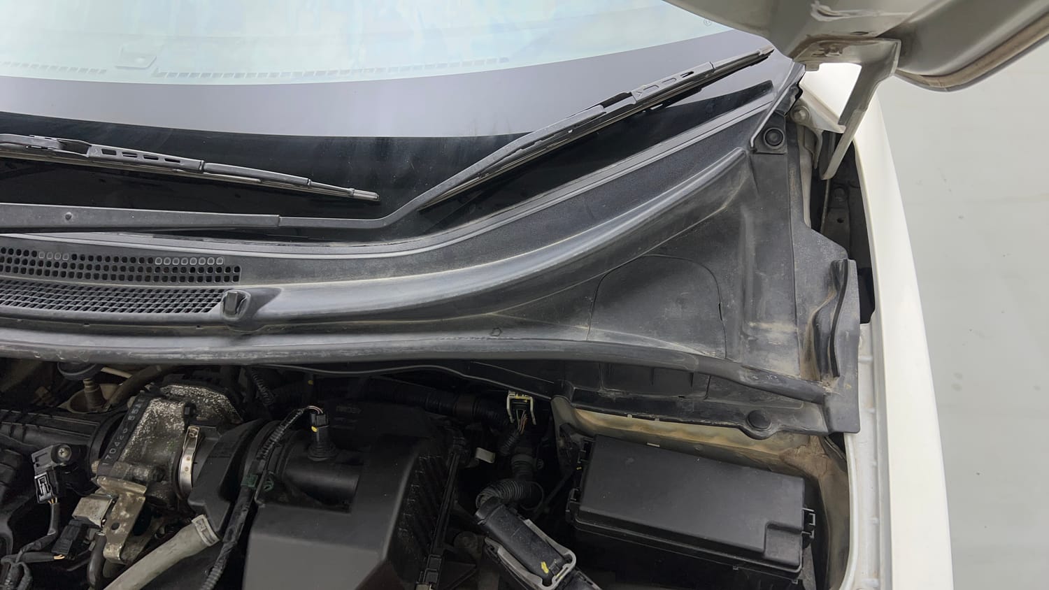 Used 2017 Honda City V CVT Petrol Petrol Automatic engine ENGINE LEFT SIDE HINGE & APRON VIEW