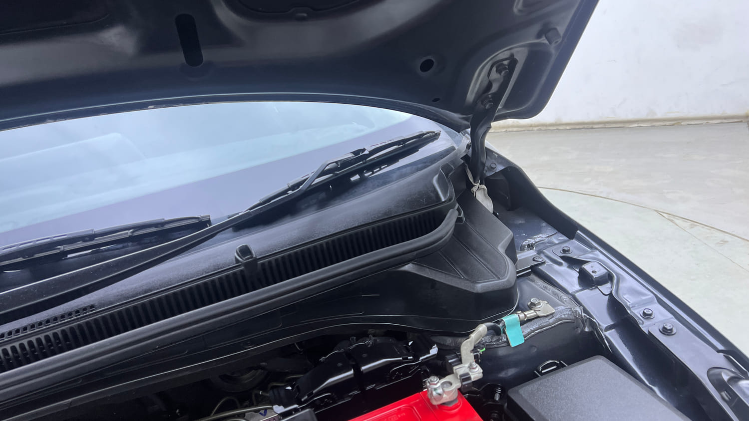 Used 2023 Hyundai i20 Asta (O) 1.2 MT Petrol Manual engine ENGINE LEFT SIDE HINGE & APRON VIEW