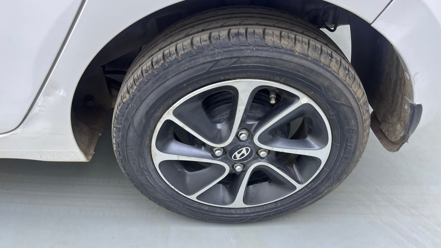 Used 2017 Hyundai Grand i10 Sportz (O) AT 1.2 Kappa VTVT Petrol Automatic tyres LEFT REAR TYRE RIM VIEW
