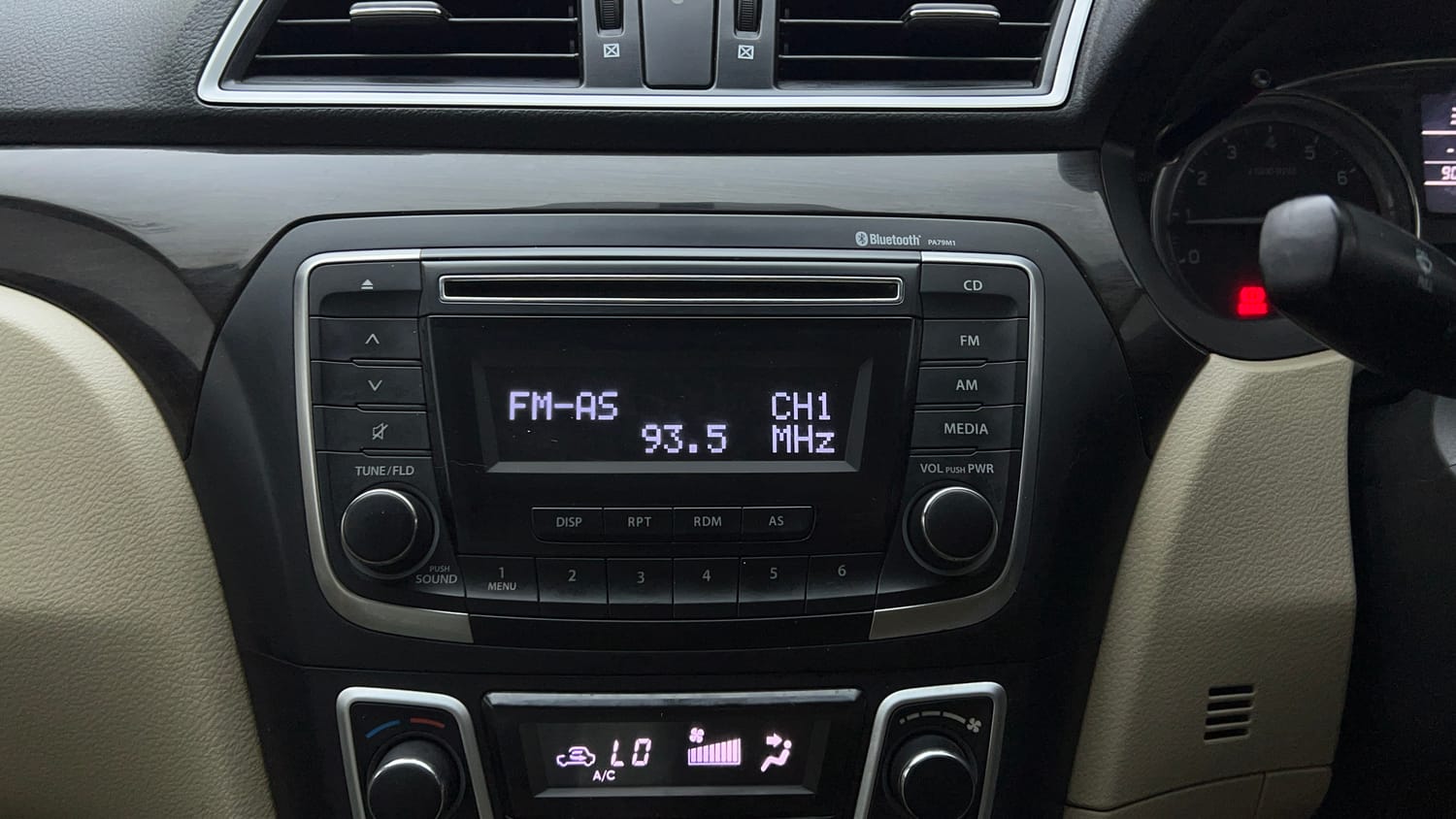 Used 2017 Maruti Suzuki Ciaz Zeta 1.4 MT Petrol Manual top_features Integrated (in-dash) music system