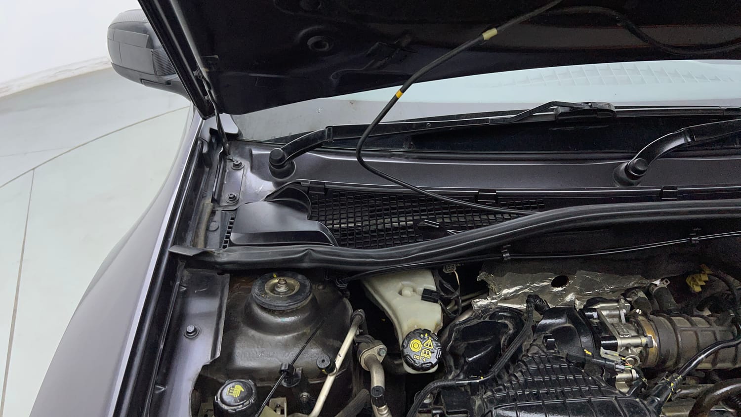 Used 2017 Renault Duster RXS CVT Petrol Automatic engine ENGINE RIGHT SIDE HINGE & APRON VIEW