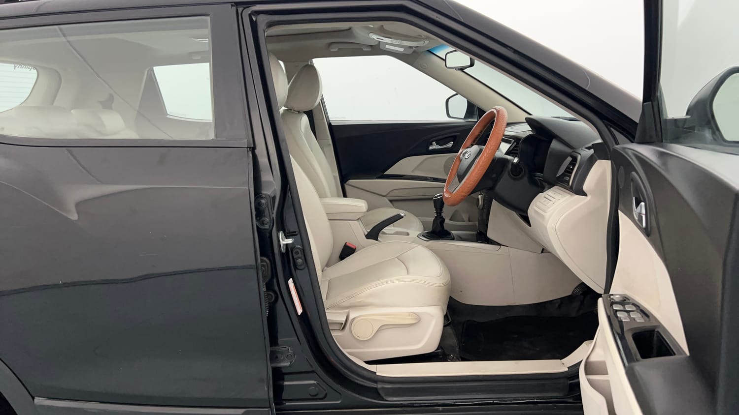 Used 2021 Mahindra XUV 300 W8 (O) 1.5 Diesel Diesel Manual interior RIGHT SIDE FRONT DOOR CABIN VIEW