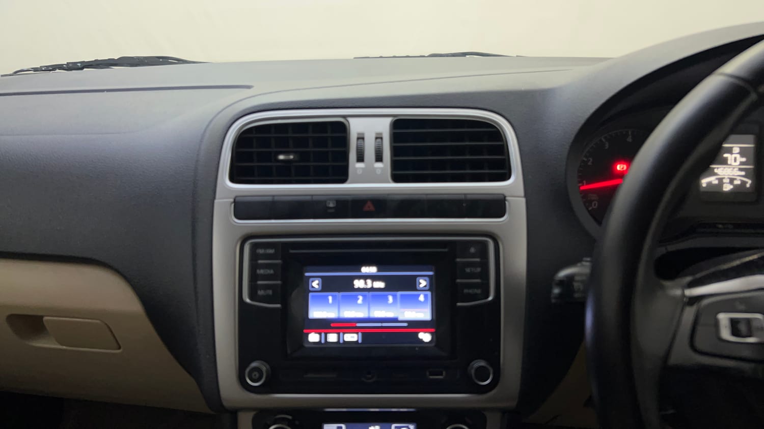 Used 2017 Volkswagen Polo Highline1.2L (P) Petrol Manual top_features Touch screen infotainment system