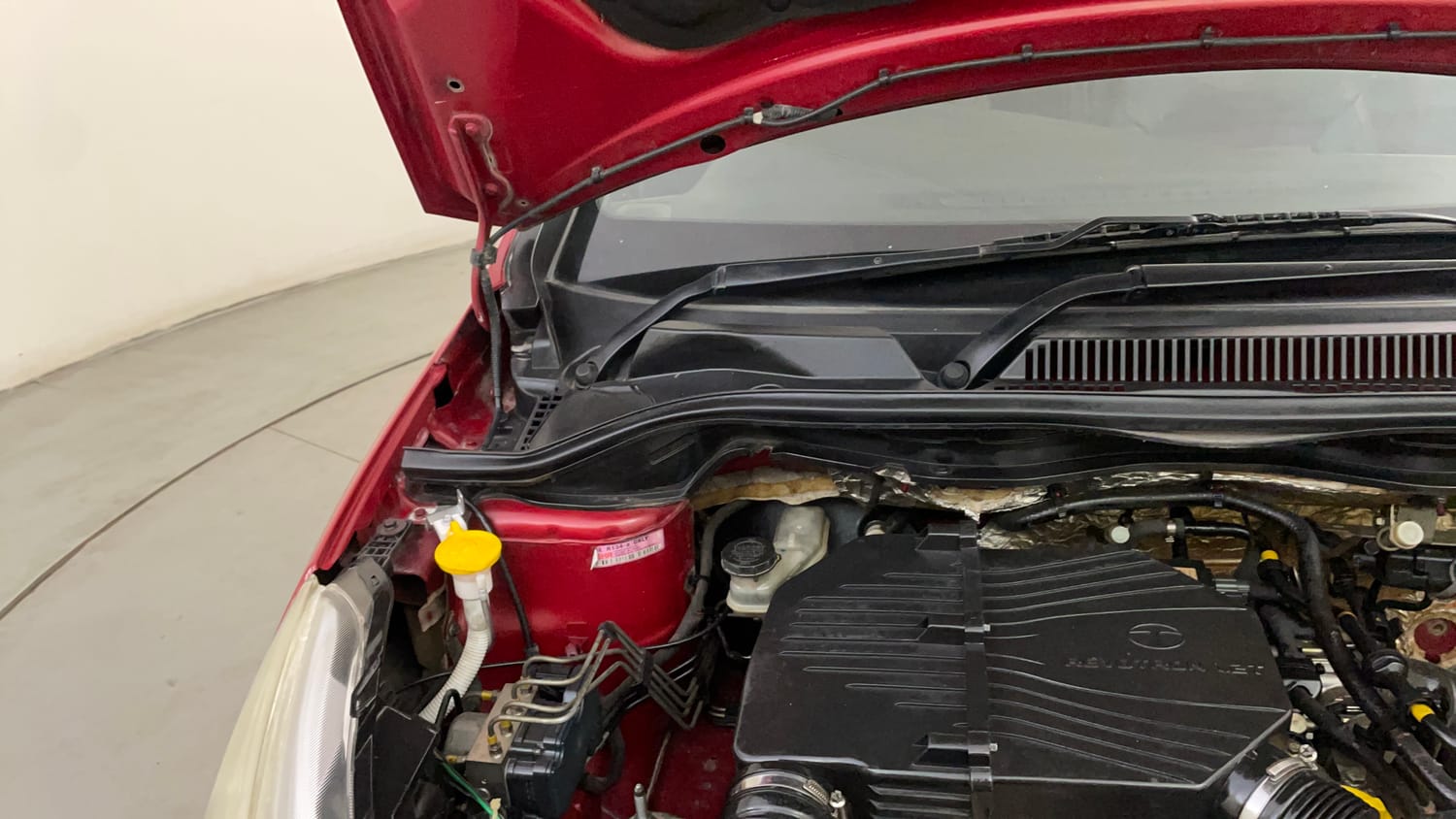 Used 2014 Tata Zest XT Petrol Petrol Manual engine ENGINE RIGHT SIDE HINGE & APRON VIEW