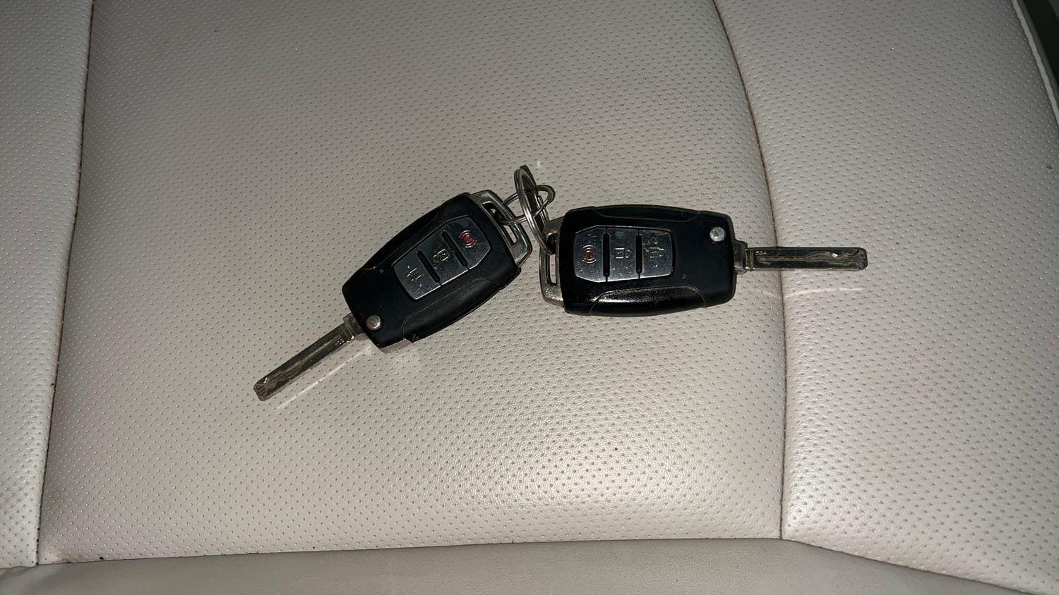 Used 2021 Mahindra XUV 300 W8 (O) 1.5 Diesel Diesel Manual extra CAR KEY VIEW