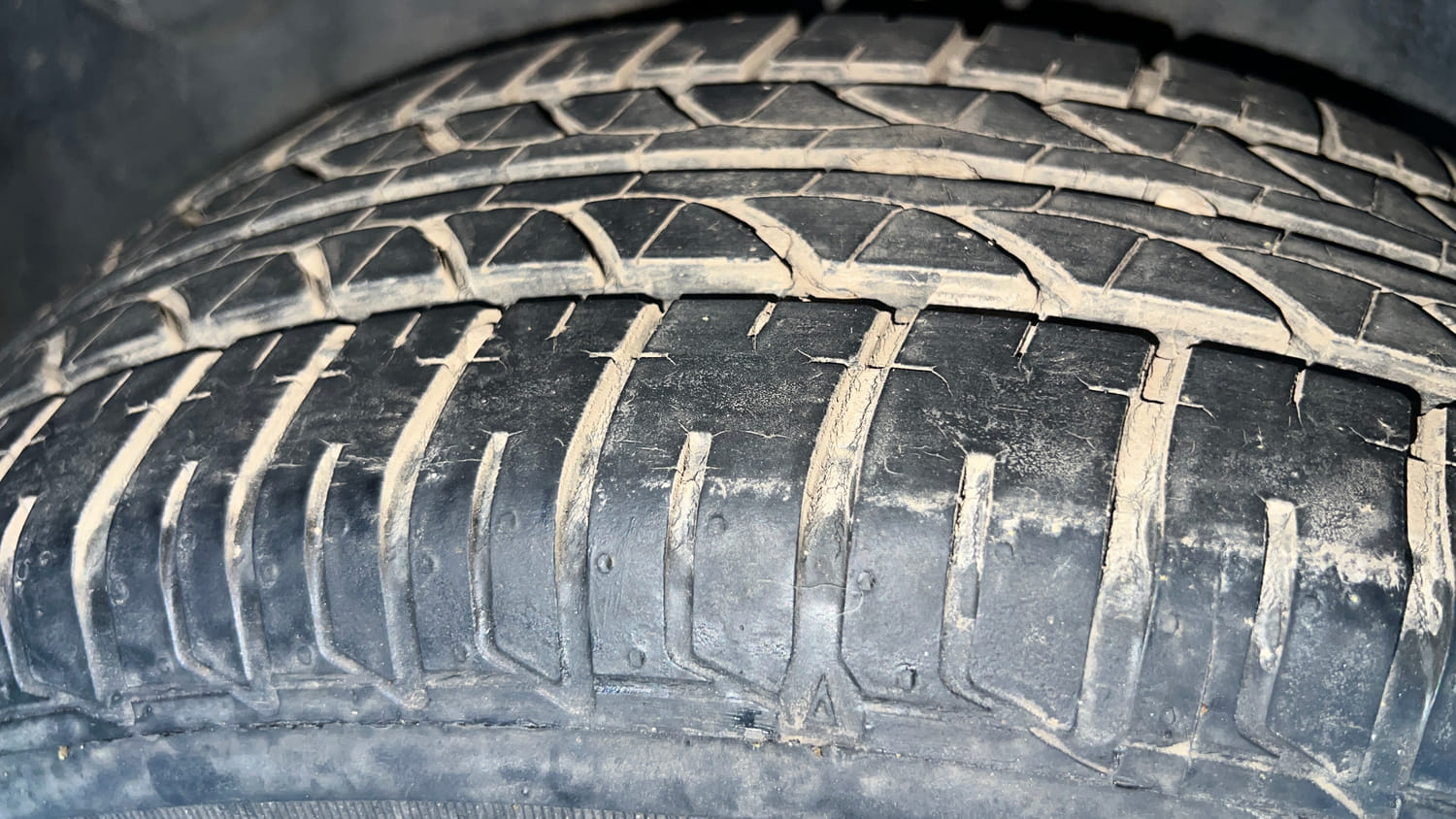 Used 2013 Volkswagen Polo Comfortline 1.2L (P) Petrol Manual tyres RIGHT REAR TYRE TREAD VIEW