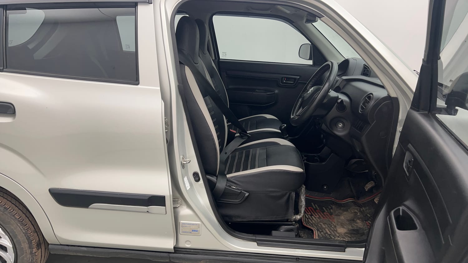 Used 2022 Maruti Suzuki S-Presso VXi (O) Petrol Manual interior RIGHT SIDE FRONT DOOR CABIN VIEW