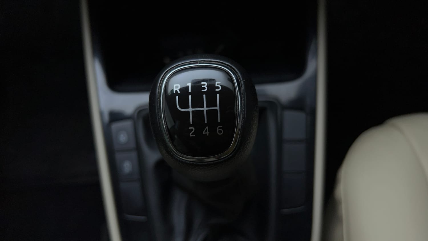 Used 2022 Skoda Slavia Ambition 1.0L TSI MT Petrol Manual interior GEAR  KNOB VIEW