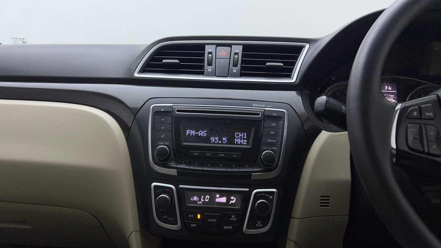 Used 2017 Maruti Suzuki Ciaz Zeta 1.4 MT Petrol Manual interior MUSIC SYSTEM & AC CONTROL VIEW