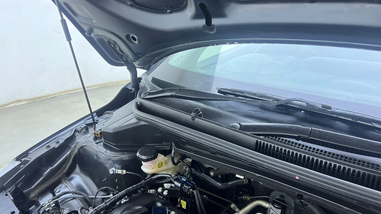 Used 2023 Hyundai i20 Asta (O) 1.2 MT Petrol Manual engine ENGINE RIGHT SIDE HINGE & APRON VIEW