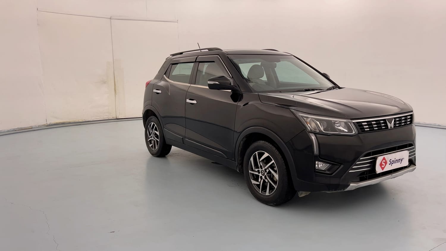 Used 2024 Mahindra XUV 300 W8 (O) 1.5 Diesel Diesel Manual exterior RIGHT FRONT CORNER VIEW