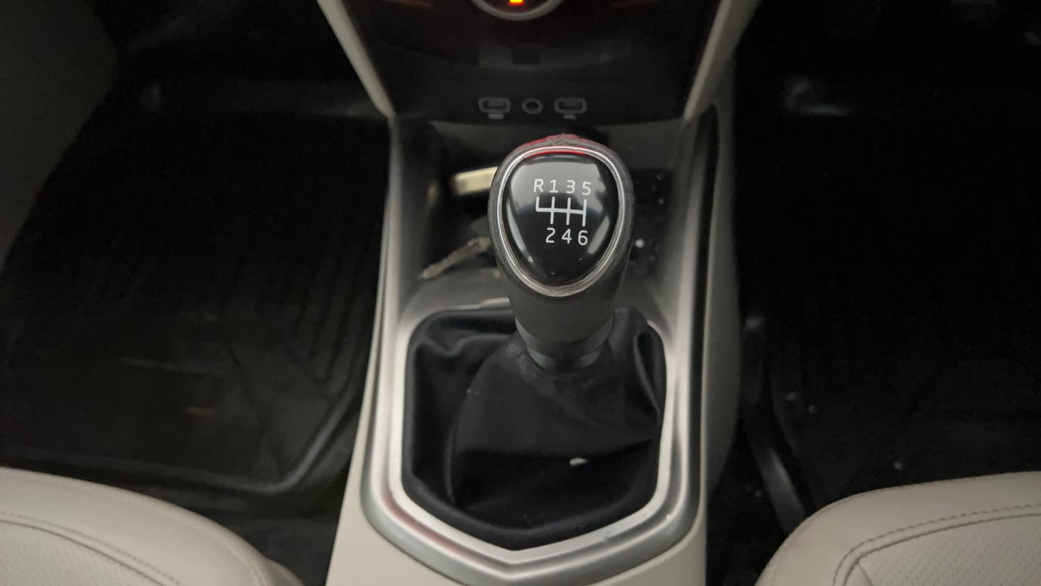 Used 2024 Mahindra XUV 300 W8 (O) 1.5 Diesel Diesel Manual interior GEAR  KNOB VIEW