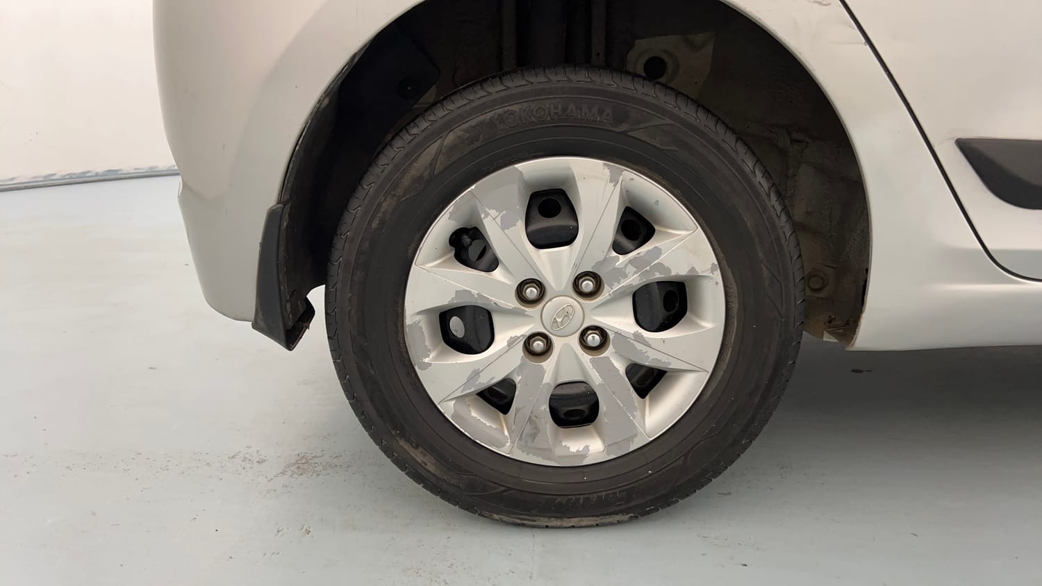 Used 2015 Hyundai Elite i20 Magna 1.2 Petrol Manual tyres RIGHT REAR TYRE RIM VIEW