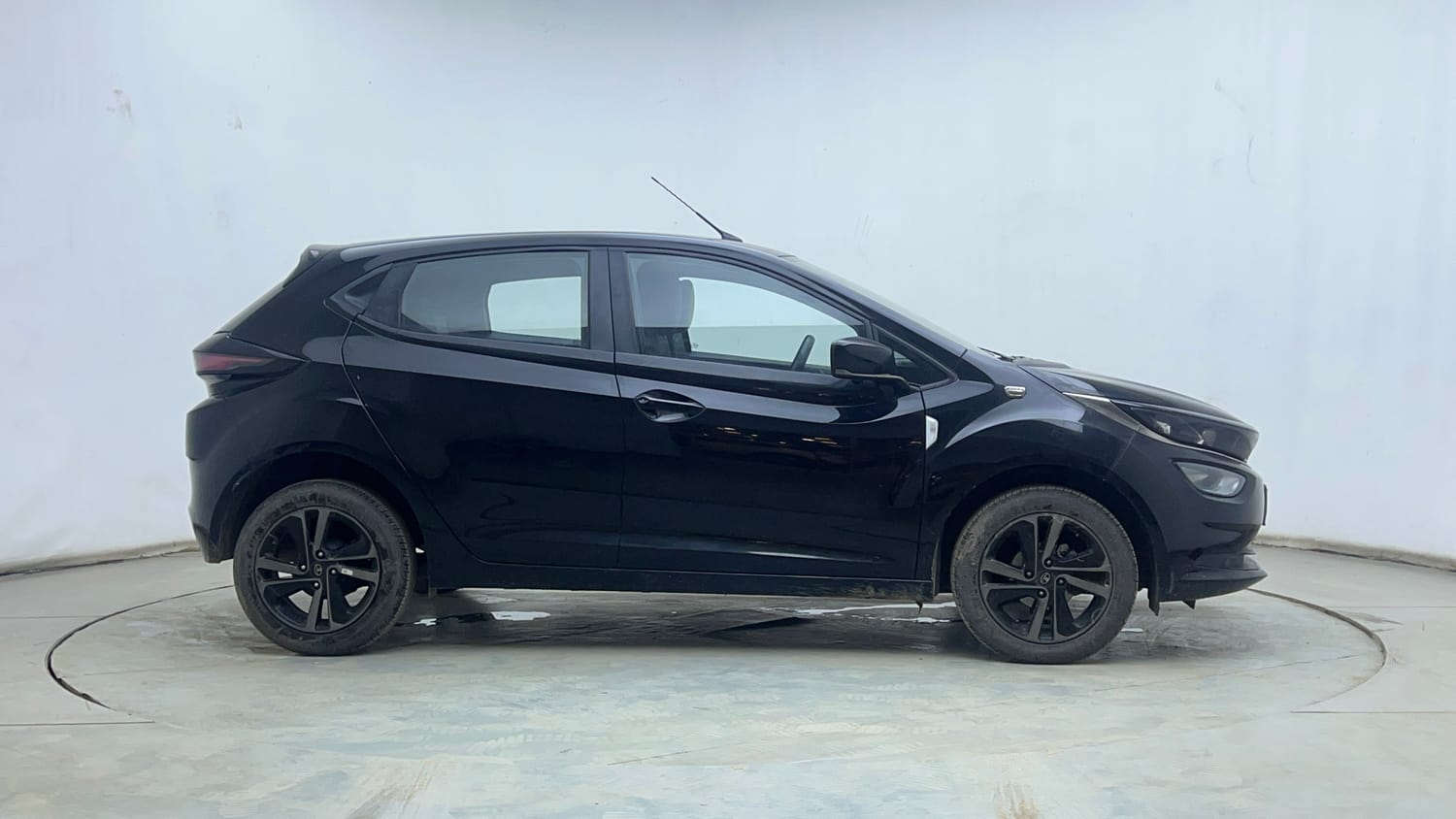 Used 2022 Tata Altroz XZ Plus Petrol Dark Edition Petrol Manual exterior RIGHT SIDE VIEW