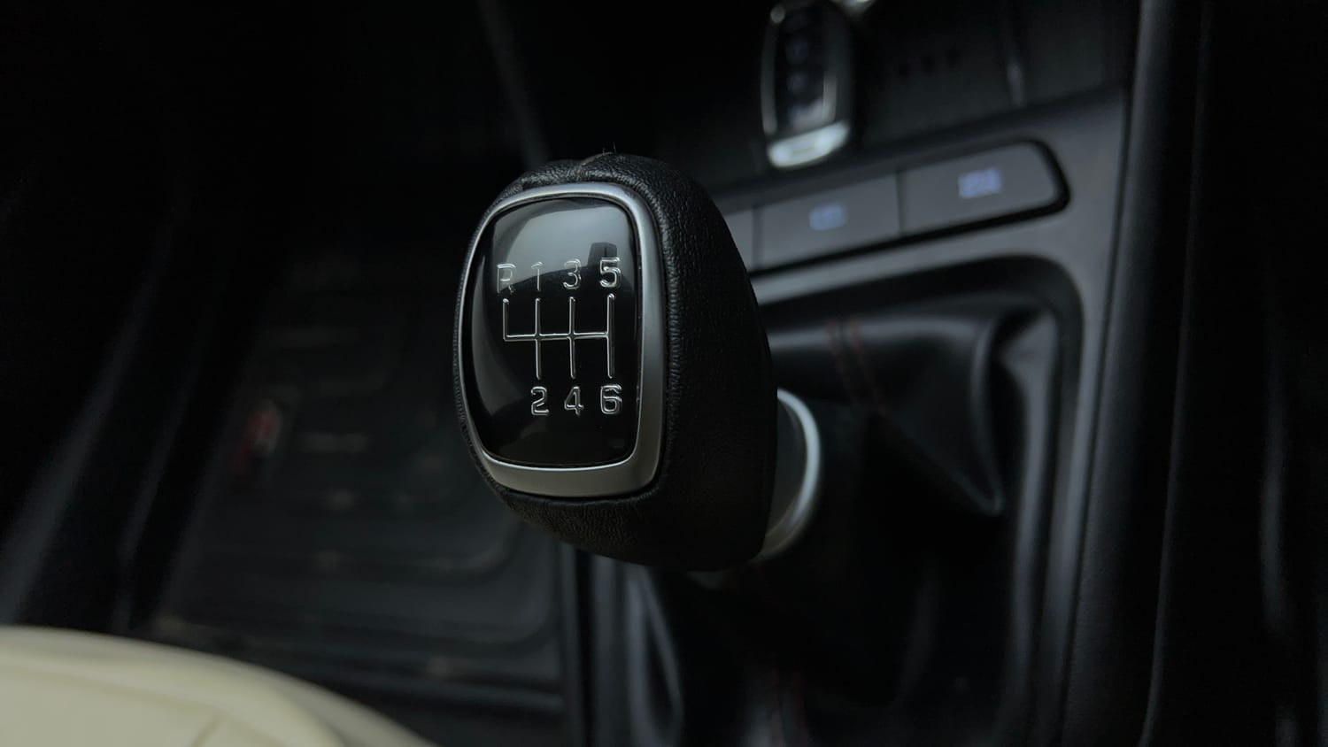 Used 2023 Hyundai Verna SX 1.5 Turbo Petrol MT Petrol Manual interior GEAR  KNOB VIEW