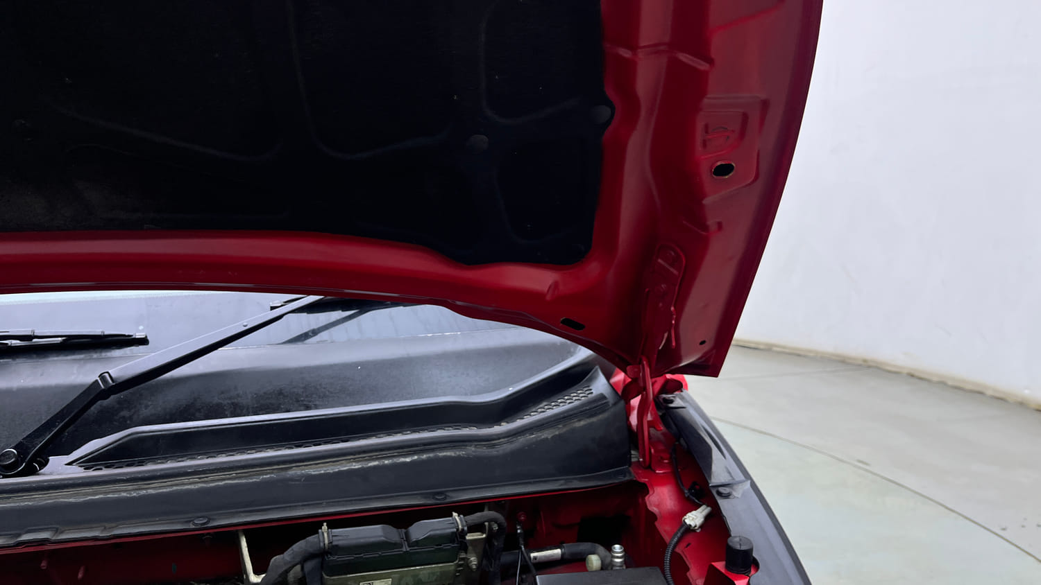 Used 2021 Mahindra KUV100 NXT K2 Plus 6 STR Petrol Manual engine ENGINE LEFT SIDE HINGE & APRON VIEW