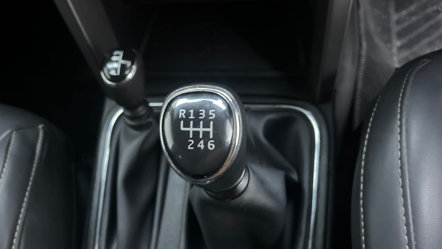 Used 2022 mahindra Thar LX Hard Top Diesel MT 4WD Diesel Manual interior GEAR  KNOB VIEW