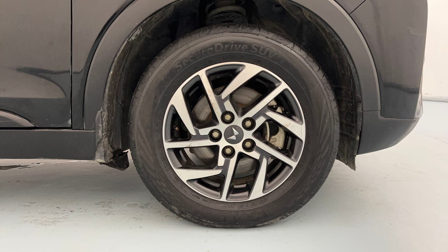 Used 2024 Mahindra XUV 300 W8 (O) 1.5 Diesel Diesel Manual tyres RIGHT FRONT TYRE RIM VIEW