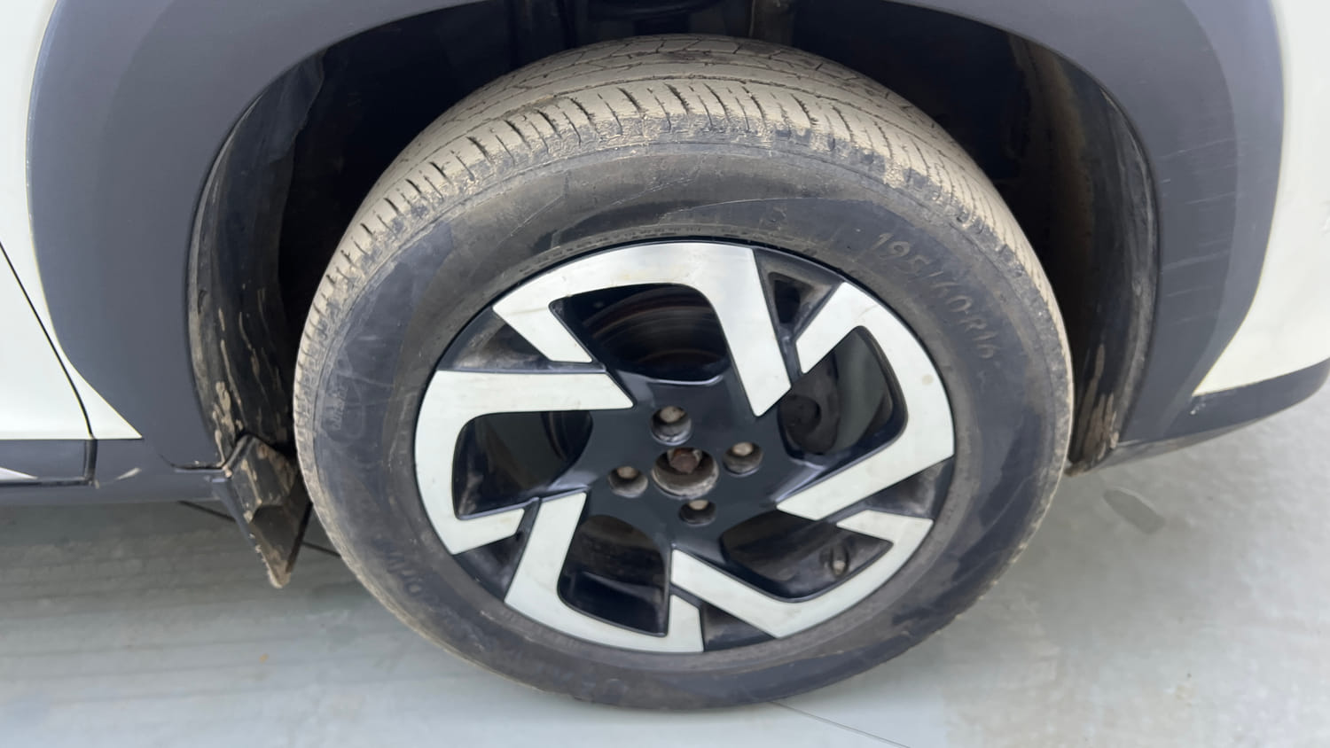 Used 2022 Nissan Magnite XV Turbo Petrol Manual tyres RIGHT FRONT TYRE RIM VIEW