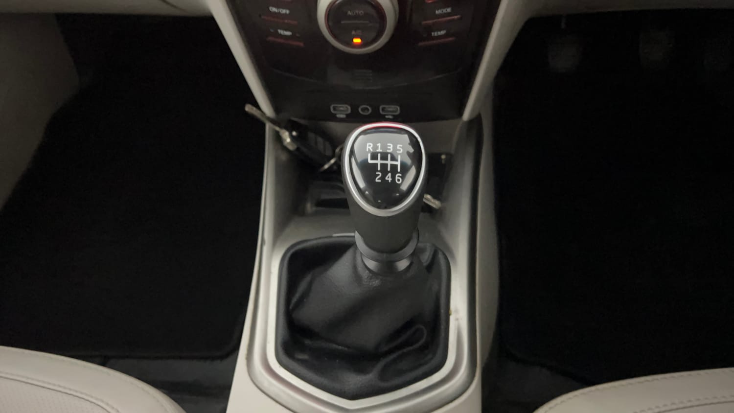 Used 2021 Mahindra XUV 300 W8 (O) 1.5 Diesel Diesel Manual interior GEAR  KNOB VIEW