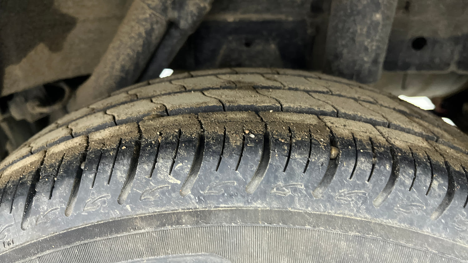 Used 2021 Mahindra KUV100 NXT K2 Plus 6 STR Petrol Manual tyres LEFT REAR TYRE TREAD VIEW