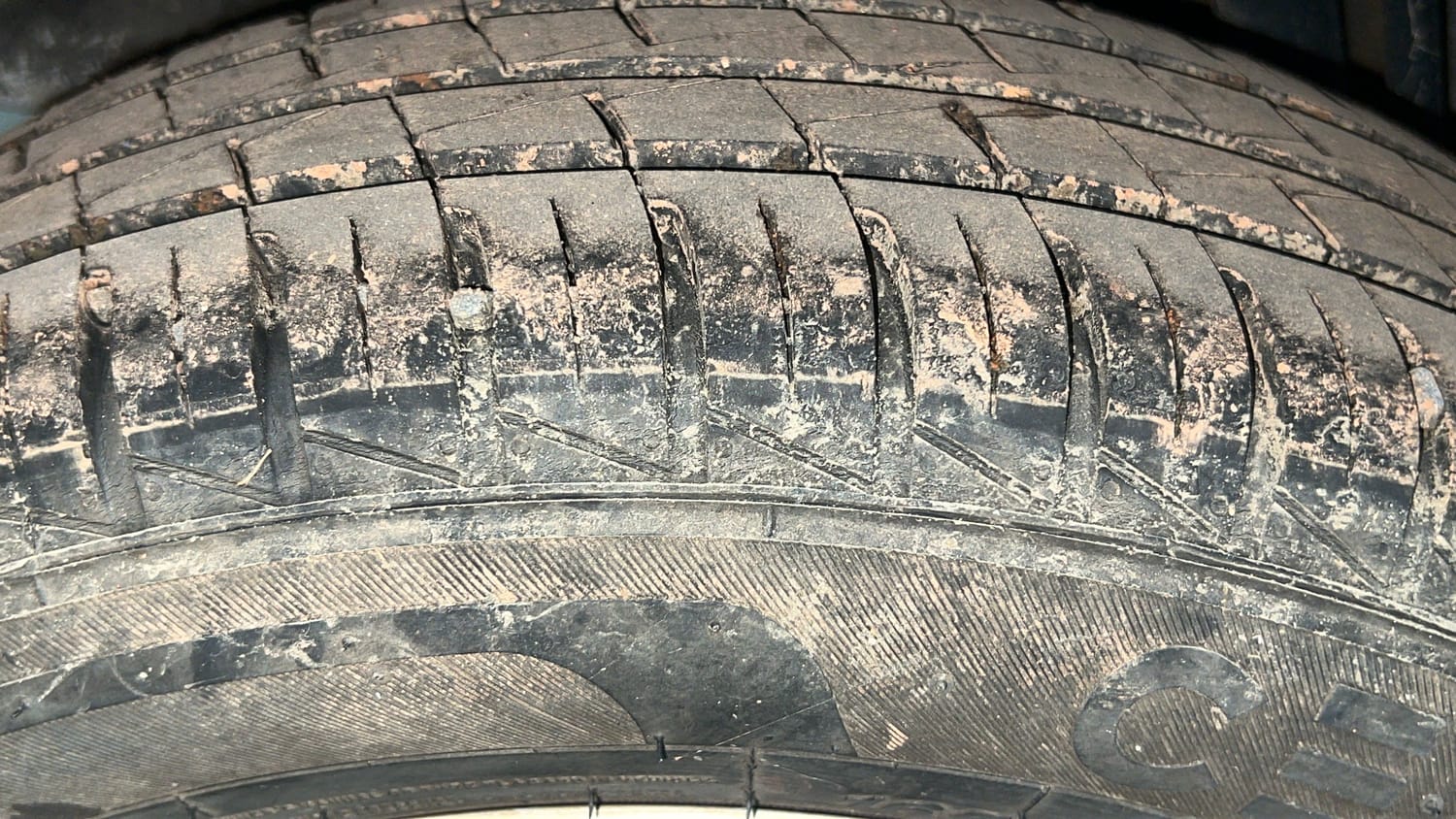 Used 2024 Renault Kwid RXT 1.0L Petrol Manual tyres RIGHT REAR TYRE TREAD VIEW